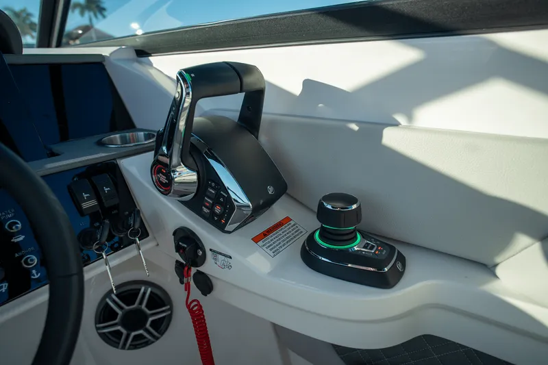 Slide: The Image of Sea Ray SDX 290 Outboard 2026 - 15