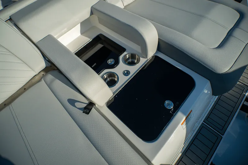 Slide: The Image of Sea Ray SDX 290 Outboard 2026 - 5