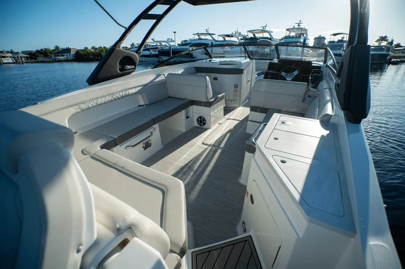 Slide: The Image of Sea Ray SDX 290 Outboard 2026 - 7