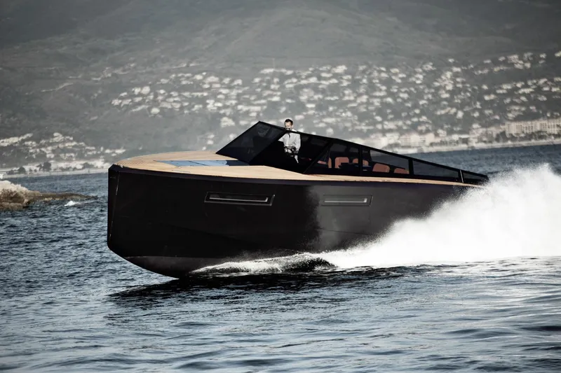 Slide: The Image of 2024 Evo Yachts R4 cruising on open water. - 21