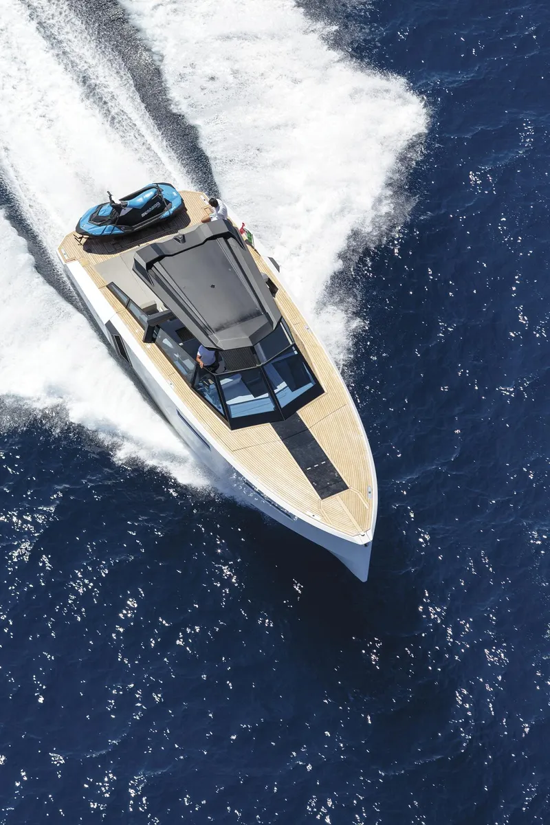 Slide: The Image of 2024 Evo Yachts R4 cruising on open water. - 4