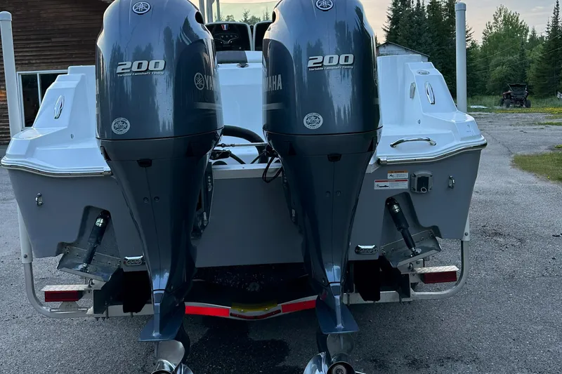 Slide: The Image of 2021 Wellcraft 262 Fisherman with twin Yamaha 200 outboard engines, rear view. - 13