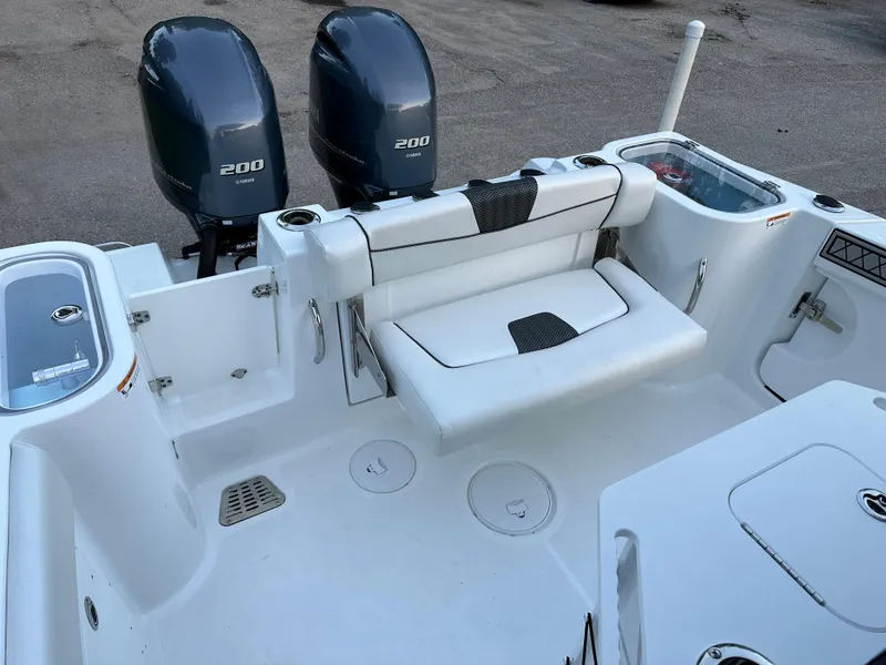 Slide: The Image of 2021 Wellcraft 262 Fisherman boat with twin 200 HP engines and white seating area. - 7