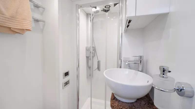 Slide: The Image of Sunseeker Predator 108 2007 - 55