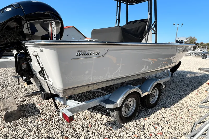 Slide: The Image of Boston Whaler 190 MONTAUK 2025 - 10