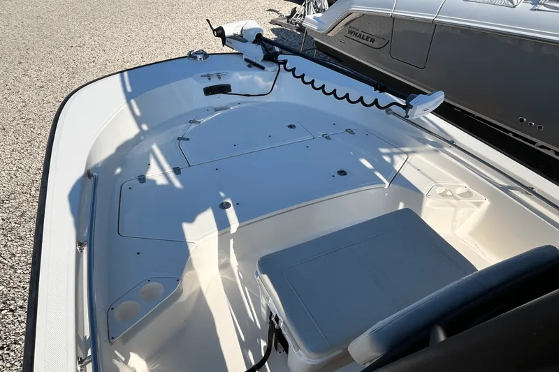 Slide: The Image of Boston Whaler 190 MONTAUK 2025 - 2