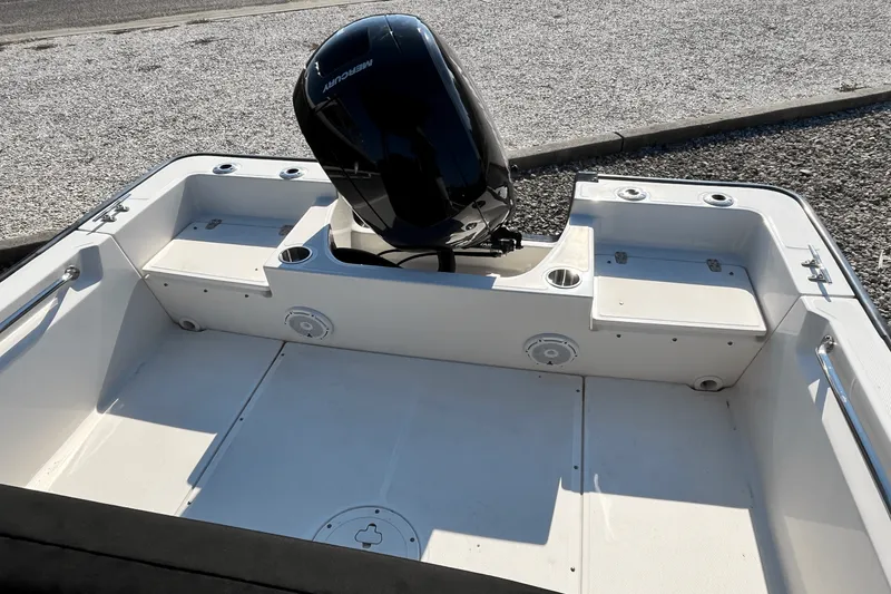 Slide: The Image of Boston Whaler 190 MONTAUK 2025 - 3