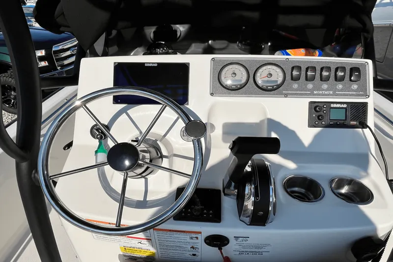 Slide: The Image of Boston Whaler 190 MONTAUK 2025 - 4