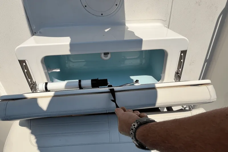 Slide: The Image of Boston Whaler 190 MONTAUK 2025 - 5