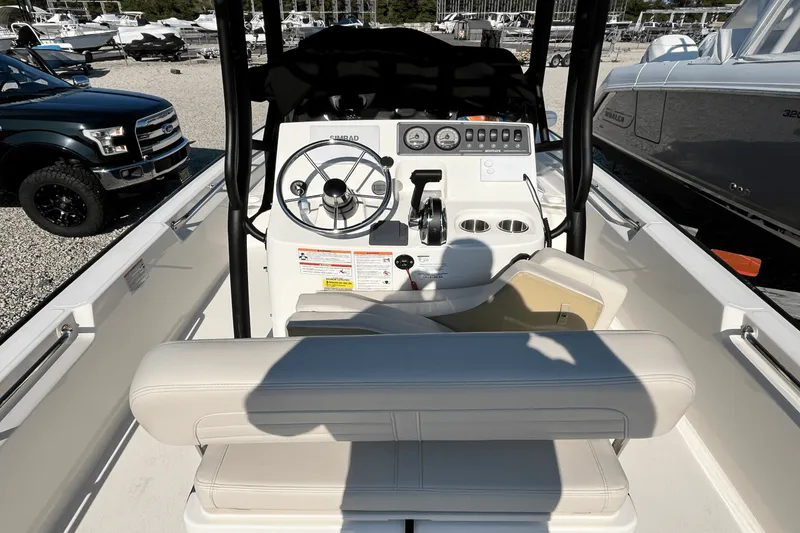 Slide: The Image of Boston Whaler 190 MONTAUK 2025 - 6