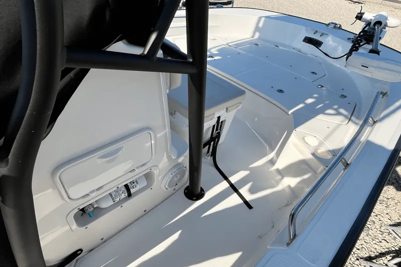 Slide: The Image of Boston Whaler 190 MONTAUK 2025 - 7
