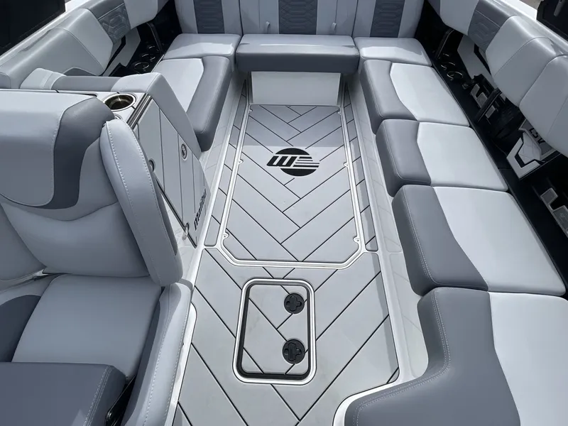 Slide: The Image of Malibu Wakesetter 25 LSV 2023 - 185