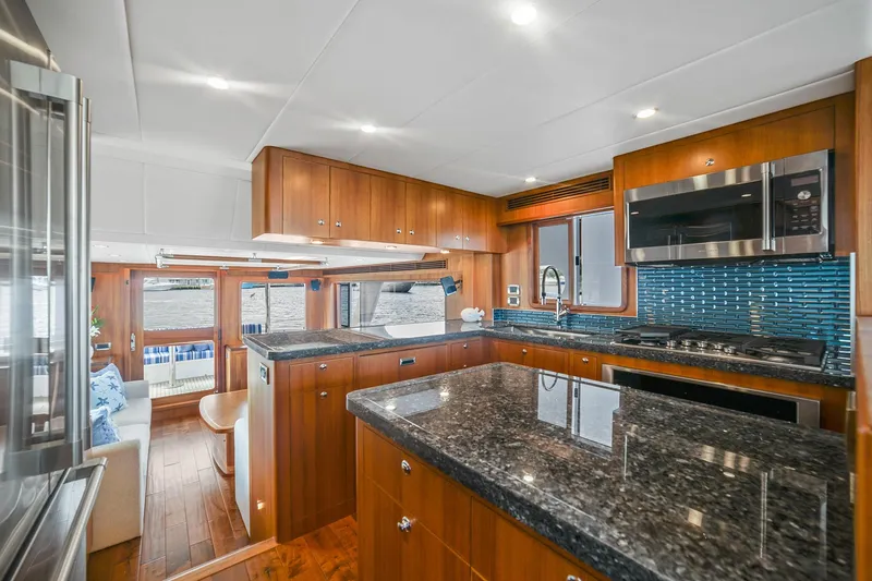 Slide: The Image of Outer Reef 610 Motoryacht 2025 - 14