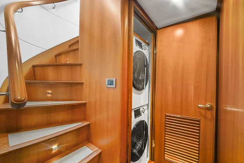 Slide: The Image of Outer Reef 610 Motoryacht 2025 - 23