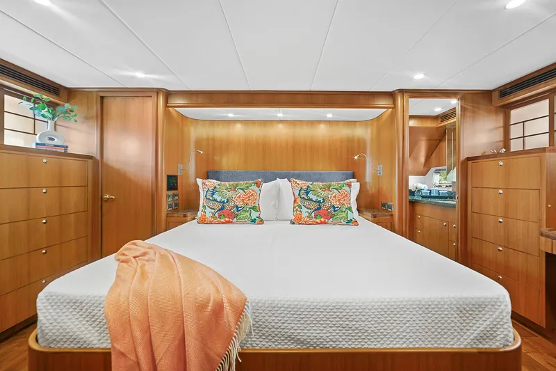 Slide: The Image of Outer Reef 610 Motoryacht 2025 - 24