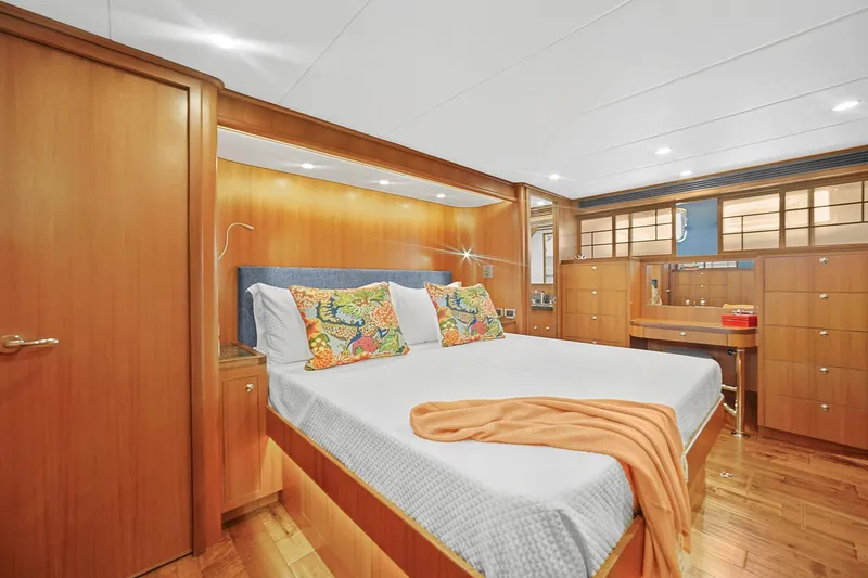 Slide: The Image of Outer Reef 610 Motoryacht 2025 - 25