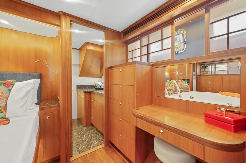 Slide: The Image of Outer Reef 610 Motoryacht 2025 - 28