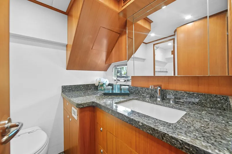 Slide: The Image of Outer Reef 610 Motoryacht 2025 - 29