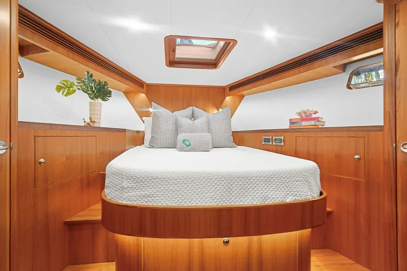 Slide: The Image of Outer Reef 610 Motoryacht 2025 - 30