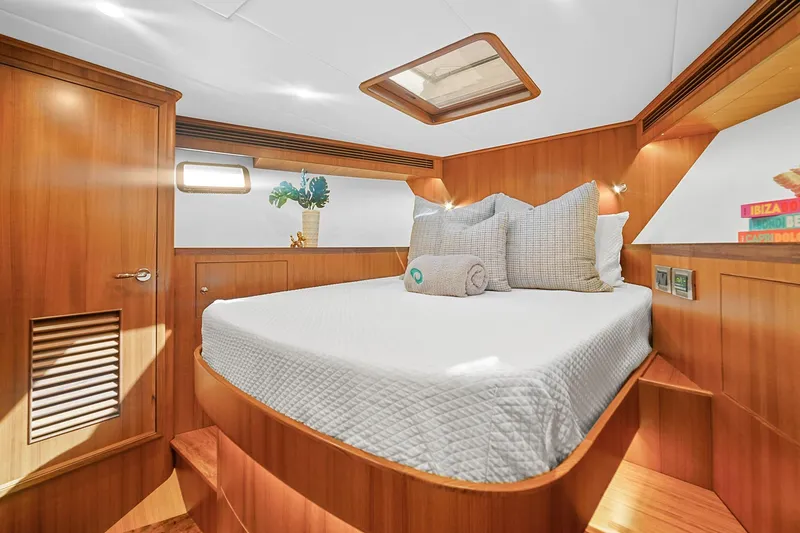 Slide: The Image of Outer Reef 610 Motoryacht 2025 - 31