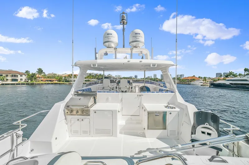 Slide: The Image of Outer Reef 610 Motoryacht 2025 - 45