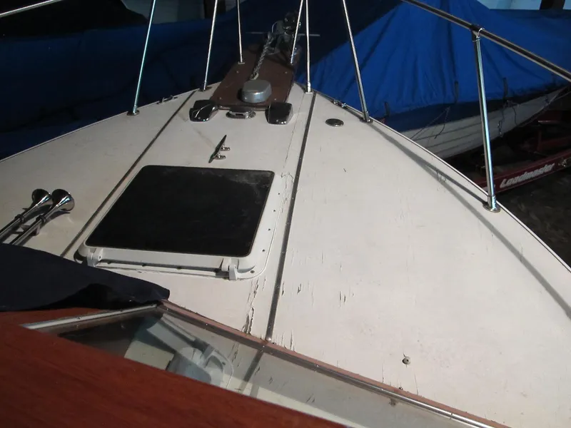 Slide: The Image of 1990 Skiff Craft 26 boat deck with hatch and railing. - 9