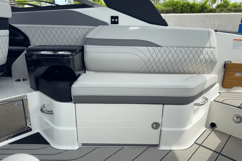 Slide: The Image of Sea Ray SLX 280 Outboard 2026 - 11