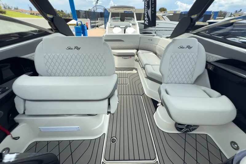 Slide: The Image of Sea Ray SLX 280 Outboard 2026 - 18
