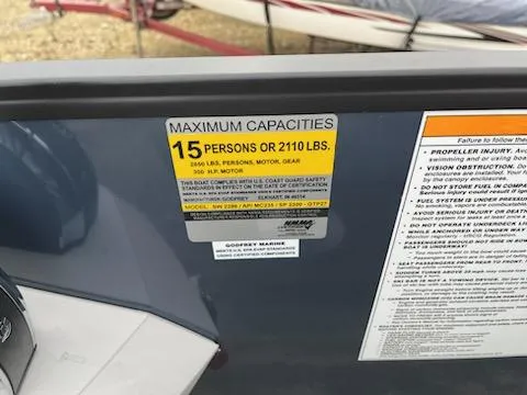 Slide: The Image of 2024 Sweetwater 2286SFL boat capacity label, 15 persons or 2110 lbs. - 20