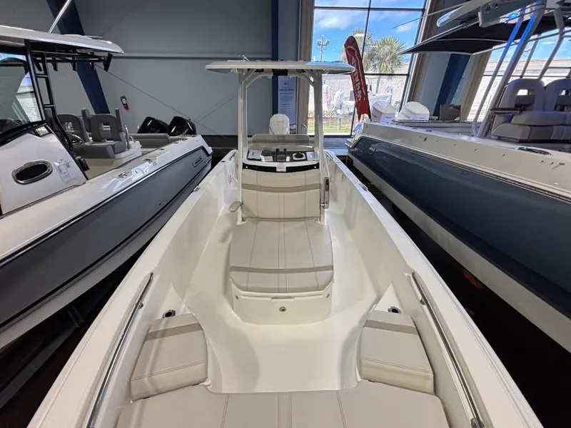 Slide: The Image of Boston Whaler 250 Dauntless 2026 - 15
