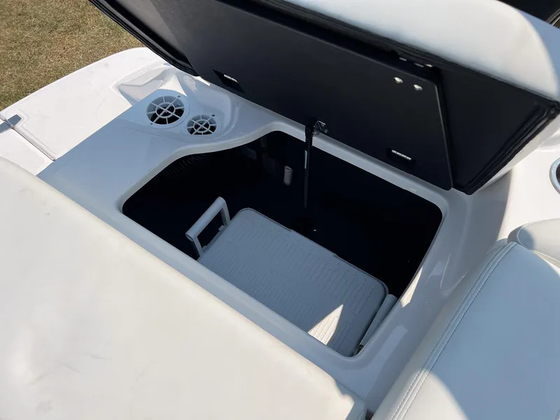 Slide: The Image of Regal 2000 ESX 2023 - 16