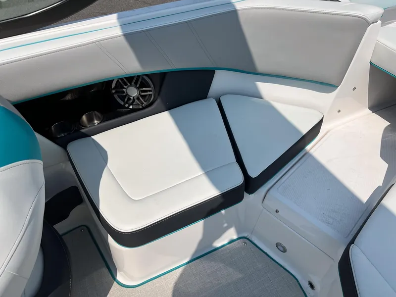 Slide: The Image of Regal 2000 ESX 2023 - 17