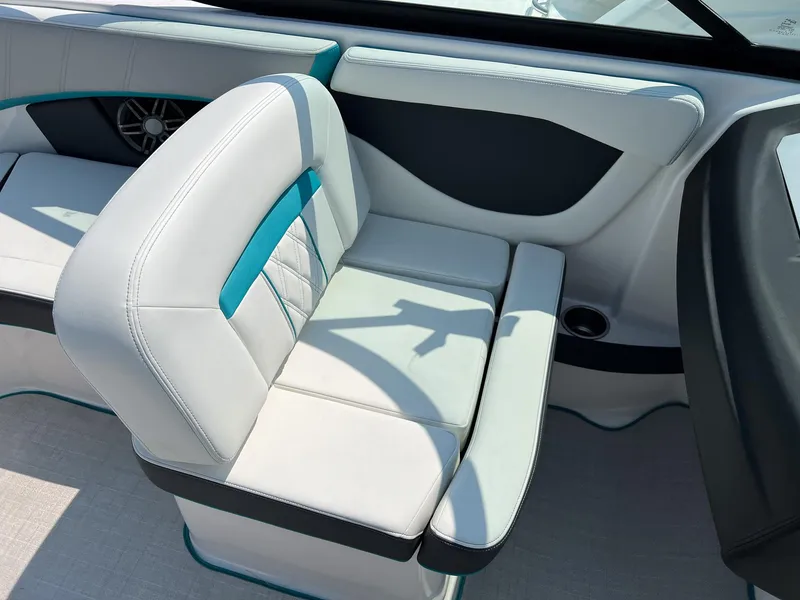 Slide: The Image of Regal 2000 ESX 2023 - 19