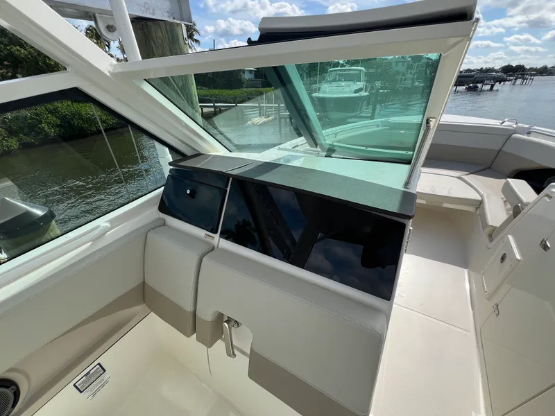 Slide: The Image of Boston Whaler 280 VANTAGE 2024 - 10