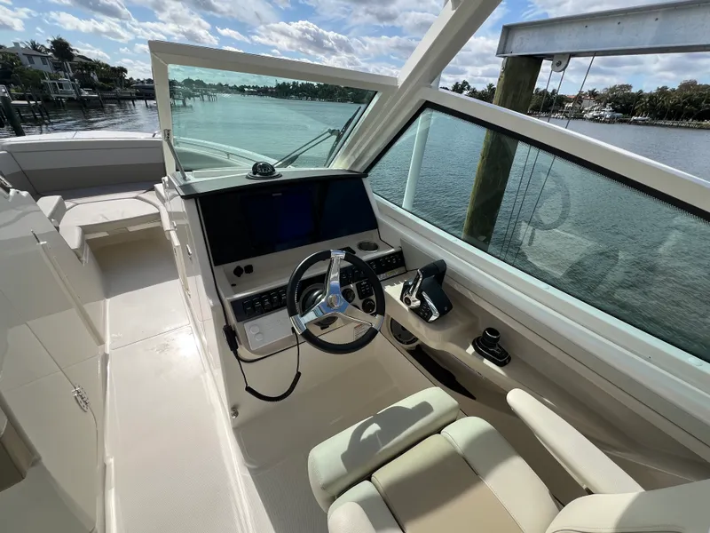 Slide: The Image of Boston Whaler 280 VANTAGE 2024 - 11