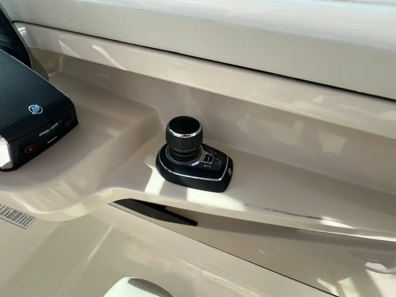 Slide: The Image of Boston Whaler 280 VANTAGE 2024 - 12