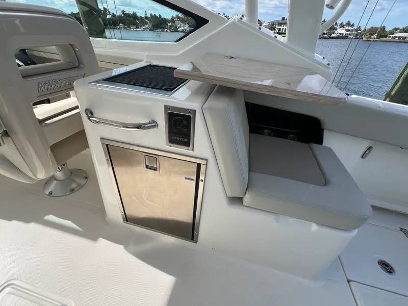 Slide: The Image of Boston Whaler 280 VANTAGE 2024 - 13