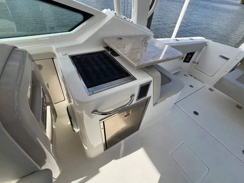 Slide: The Image of Boston Whaler 280 VANTAGE 2024 - 14
