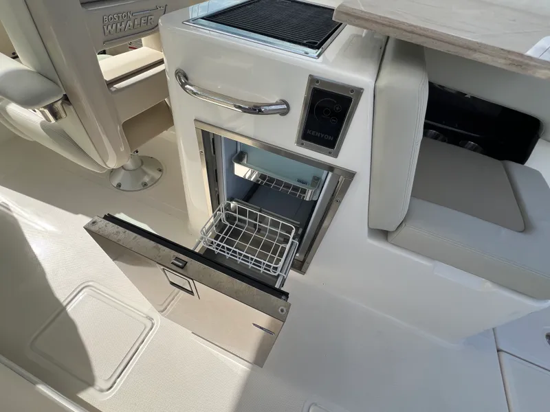 Slide: The Image of Boston Whaler 280 VANTAGE 2024 - 15