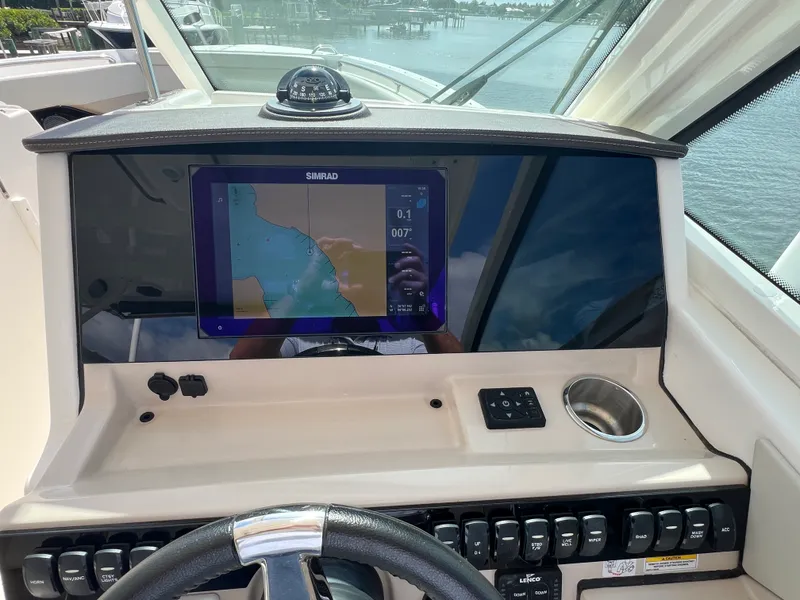 Slide: The Image of Boston Whaler 280 VANTAGE 2024 - 16