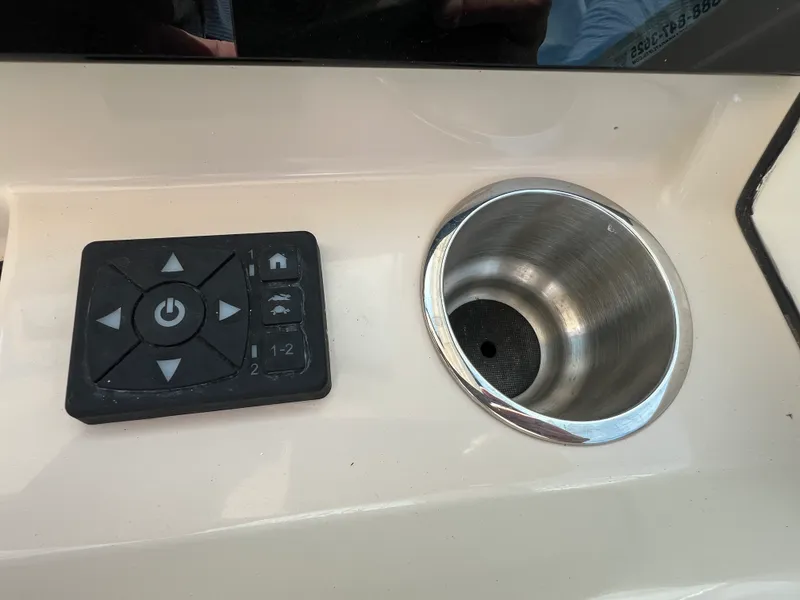 Slide: The Image of Boston Whaler 280 VANTAGE 2024 - 17