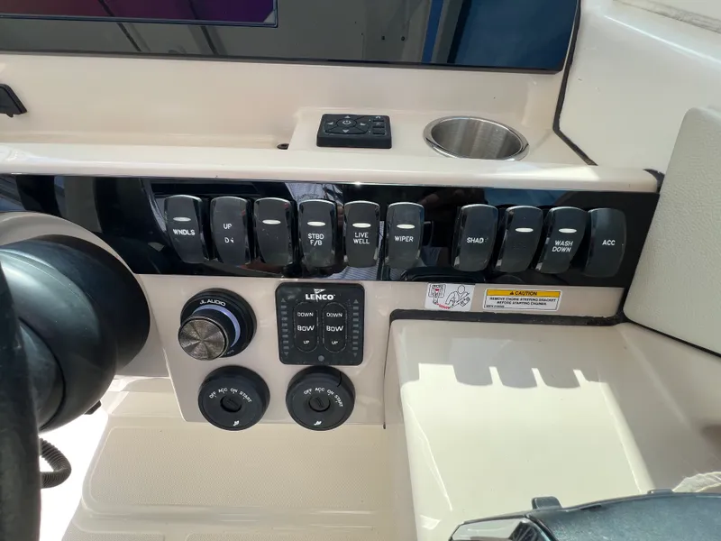 Slide: The Image of Boston Whaler 280 VANTAGE 2024 - 18