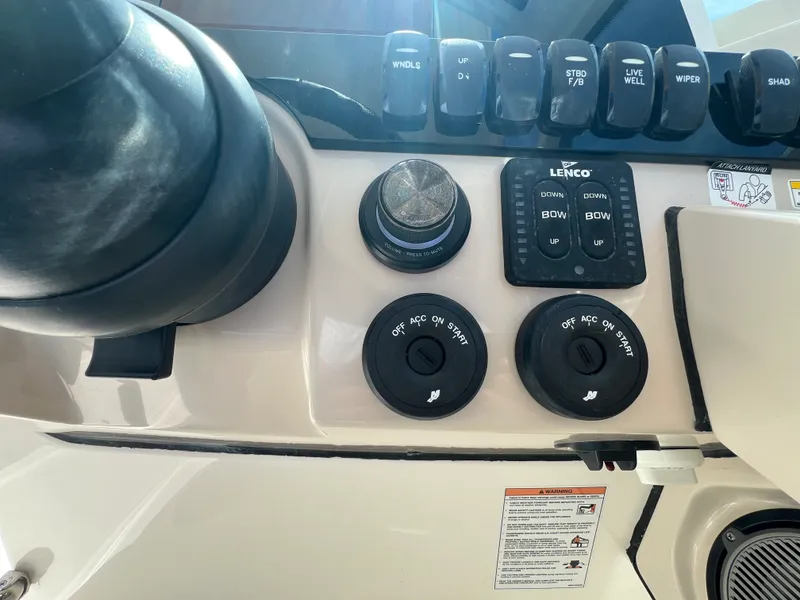 Slide: The Image of Boston Whaler 280 VANTAGE 2024 - 19