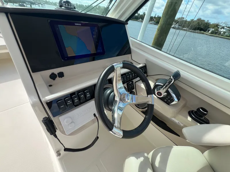 Slide: The Image of Boston Whaler 280 VANTAGE 2024 - 21
