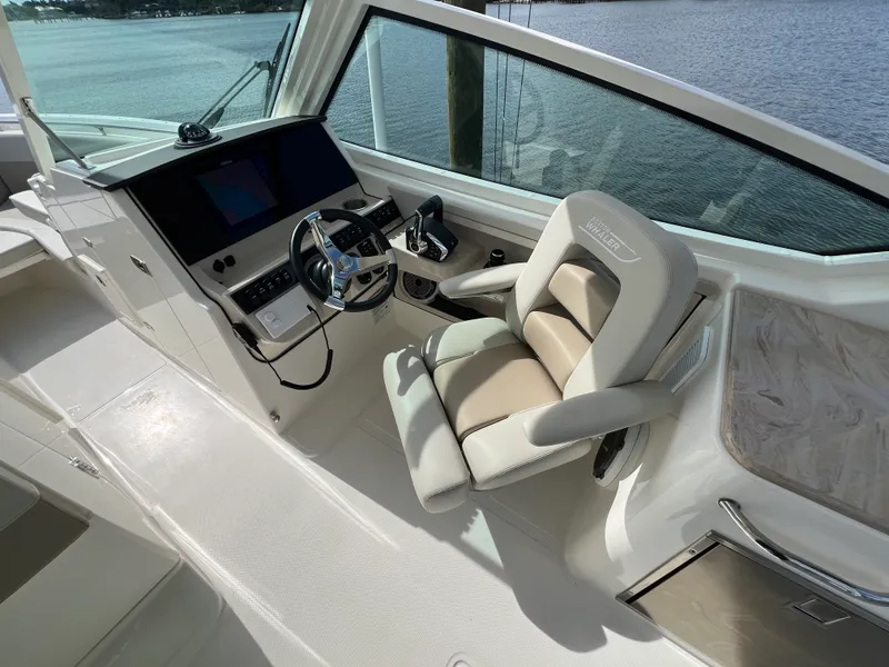 Slide: The Image of Boston Whaler 280 VANTAGE 2024 - 22