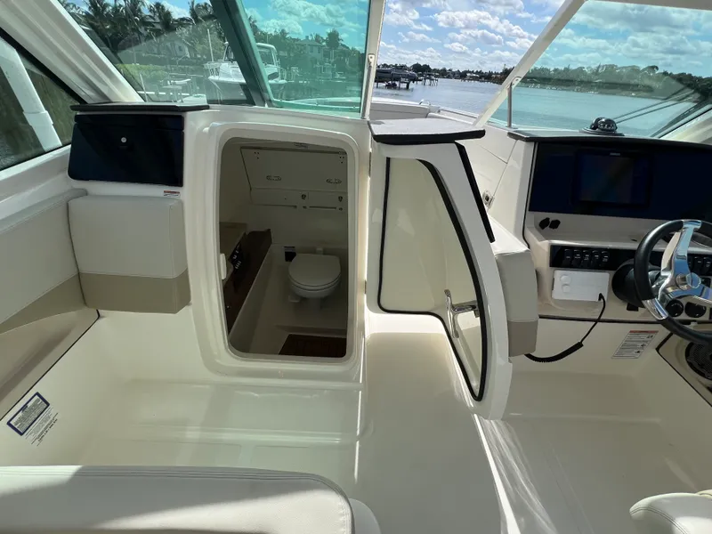 Slide: The Image of Boston Whaler 280 VANTAGE 2024 - 23