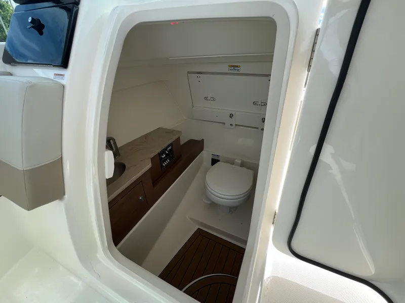 Slide: The Image of Boston Whaler 280 VANTAGE 2024 - 24