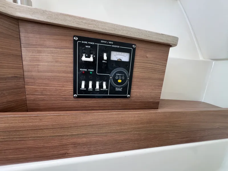 Slide: The Image of Boston Whaler 280 VANTAGE 2024 - 26