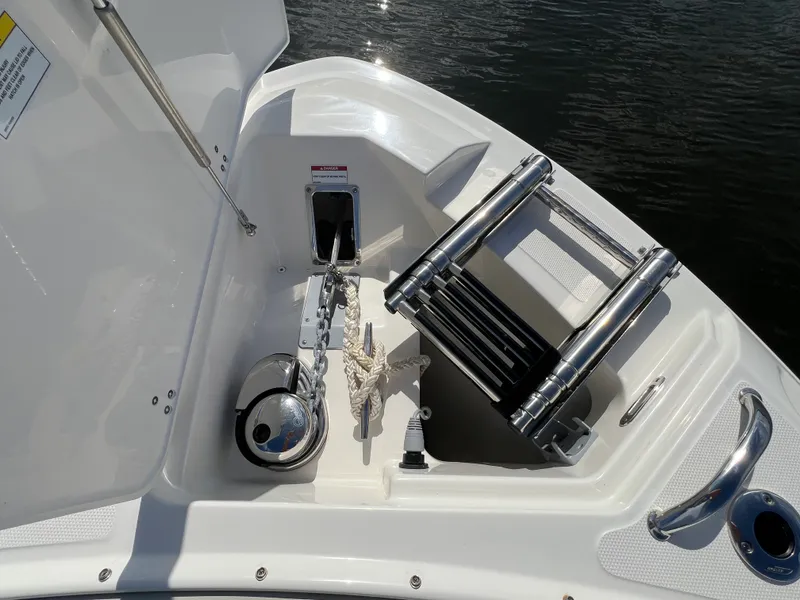 Slide: The Image of Boston Whaler 280 VANTAGE 2024 - 3
