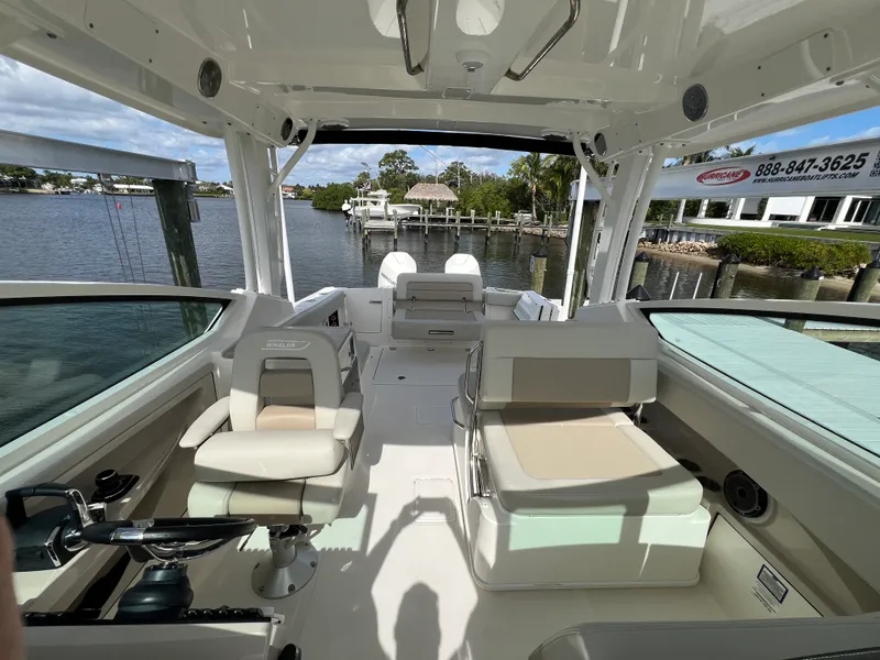 Slide: The Image of Boston Whaler 280 VANTAGE 2024 - 31